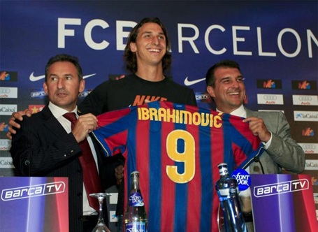 Ibrahimovic cập bến Barcelona với mức phí 50 triệu euro cộng tiền đạo Eto’o (tổng cộng giá 69,5 triệu euro). Tuy nhiên, chân sút người Thụy Điển chỉ trụ lại Nou Camp 1 mùa giải và bị đẩy tới AC Milan sau đó.