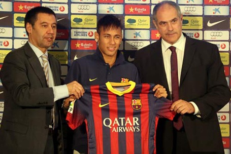 Sau vụ lùm xum về mức giá thực của Neymar, con số cuối cùng được công bố là 88,2 triệu euro. Dù sao, Barcelona cũng không hề tiếc rẻ khi vung ra số tiền lớn như vậy để chiêu mộ “tiểu Pele” bởi cầu thủ này đã thi đấu quá tốt trong những năm qua. Hơn nữa, Neymar còn có triển vọng phát triển lớn.