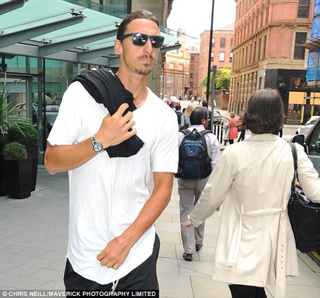 Ibrahimovic ăn mặc phong cách đến ra mắt đồng đội ở MU - 2 Phong cách cực ngầu của Ibrahimovic