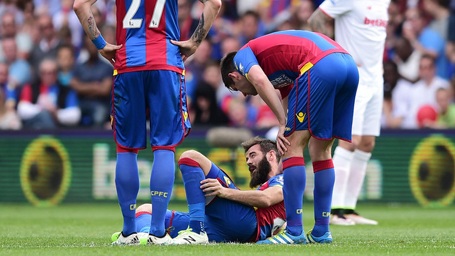 Cầu thủ bị đau sau khi pha phạm lỗi của đối thủ (với điều kiện cầu thủ phạm lỗi nhận thẻ vàng hoặc thẻ đỏ) có thể được chăm sóc ngay trên sân, thay vì phải ra khỏi sân như trước kia. Luật này hướng tới sự công bằng bởi đội bóng sở hữu cầu thủ bị chấn thương sẽ phải chịu bất lợi về quân số (dù chính họ là nạn nhân).