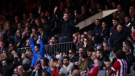 Nếu cầu thủ dự bị hay thành viên ban huấn luyện có hành vi can thiệp trái phép khiến trận đấu dừng lại, họ sẽ phải nhận thẻ đỏ. Bên cạnh đó, đối thủ của họ sẽ được hưởng quả đá phạt hoặc thậm chí là phạt đền (thay vì để trọng tài tung bóng như trước).