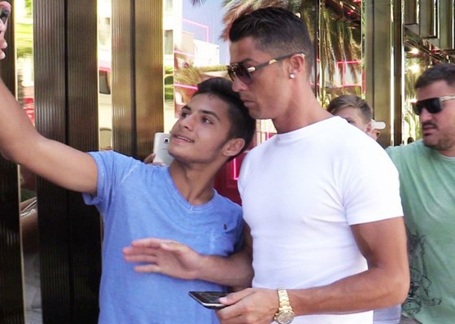 Bị làm phiền, C.Ronaldo xô đẩy CĐV cuồng nhiệt - 1 C.Ronaldo đẩy CĐV cuồng ở Las Vegas