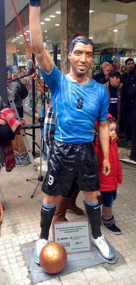 Người hâm mộ dựng tượng Luis Suarez - 1 Người dân ở Salto dựng tượng Luis Suarez