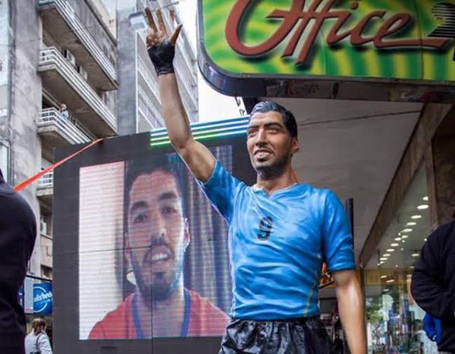Người hâm mộ dựng tượng Luis Suarez - 2 Bức tượng mô phỏng hình ảnh Luis Suarez trong màu áo ĐTQG