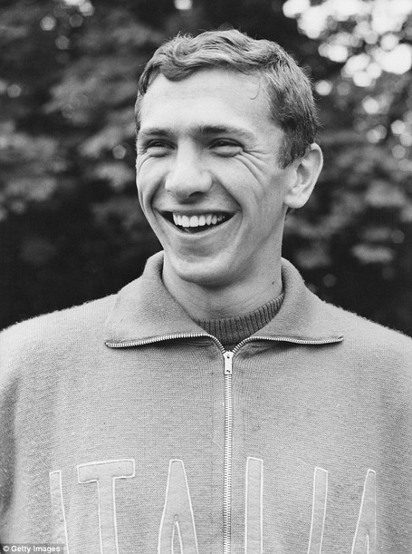 Vào năm 1975, Napoli đã “chơi trội” khi trở thành CLB đầu tiên chi ra hơn 1 triệu bảng để chiêu mộ cầu thủ chạy cánh, Giuseppe Savoldi từ Bologna.