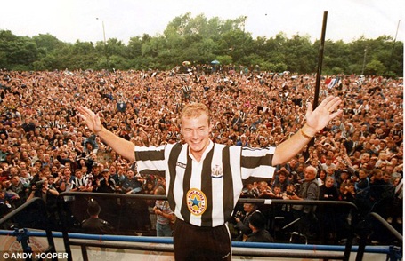 Cũng trong năm nay, Newcastle đã gây sốc khi chi tới 15 triệu bảng để mang về Alan Shearer. Cầu thủ này đã gắn bó cho “Chích chòe” trong suốt thời gian còn lại ở sự nghiệp và trở thành huyền thoại sống ở CLB.