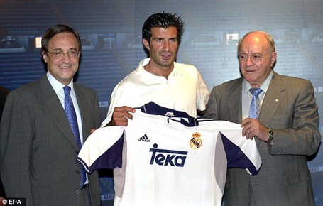 Cũng trong năm 2000, Real Madrid đã “cướp ngoạn mục” Figo từ đại kình địch Barcelona. Sau này, cựu tiền vệ người Bồ Đào Nha bị xem là “kẻ phản bội” trong mắt CĐV đội bóng xứ Catalan.