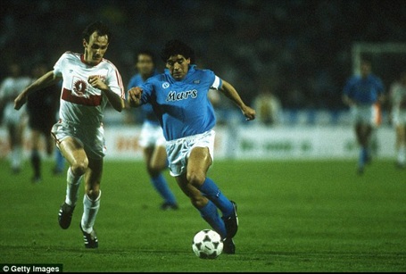 Hai năm sau, Maradona đã tự phá kỷ lục của chính mình khi chuyển sang thi đấu cho Napoli với mức phí 5 triệu bảng. Trong 7 năm thi đấu tại đây, “Cậu bé vàng” đã góp công lớn mang về kỷ nguyên rực rỡ nhất trong lịch sử cho Napoli.
