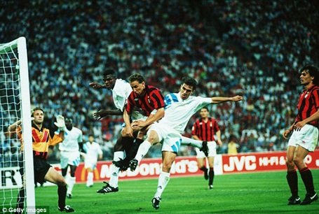 Đây là giai đoạn mà các CLB Serie A đua nhau phá kỷ lục thế giới. Hai năm sau, AC Milan mang Jean-Pierre Papin về San Siro với mức phí 10 triệu bảng. Tuy nhiên, Papin đã không thành công ở Rossoneri và phải ra đi sau 2 năm.