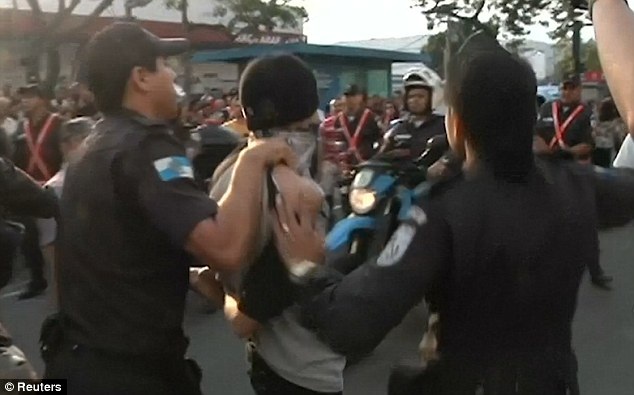 Cảnh sát đã sử dụng biện pháp mạnh để trấn áp những kẻ biểu tình quá khích