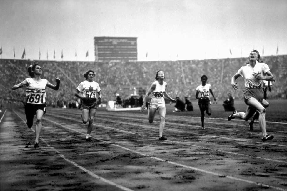 Những bức ảnh “đắt” nhất trong lịch sử các kỳ Olympic - 2 Khoảnh khắc vô giá về nỗ lực cuối cùng của VĐV điền kinh trước khi về đích. Bức ảnh được chụp lại trong cuộc thi đấu ở Olympic 1948