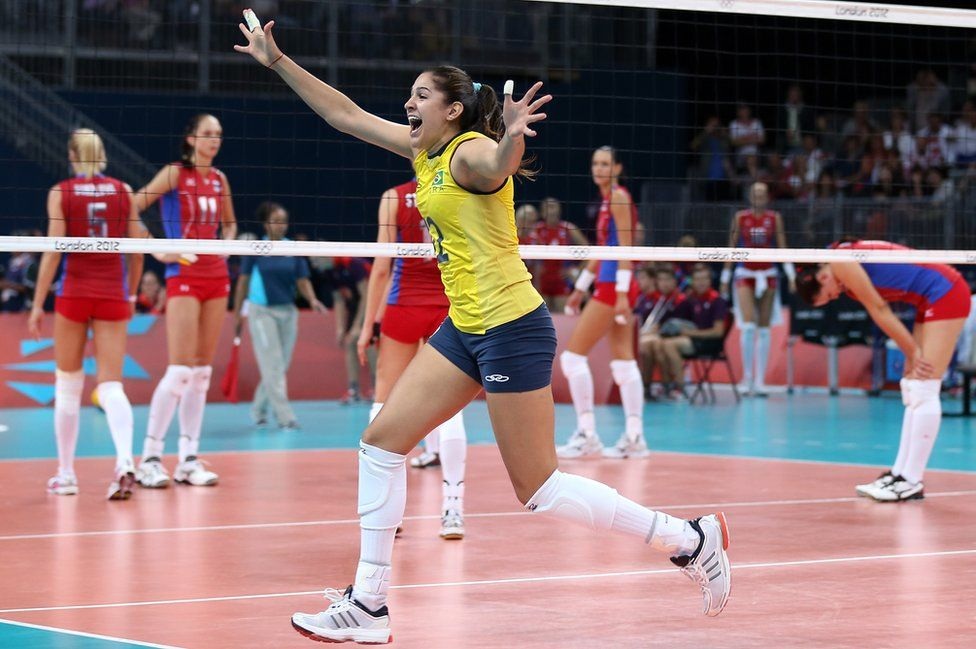 Những bức ảnh “đắt” nhất trong lịch sử các kỳ Olympic - 5 Vinh quang và tủi nhục đôi khi ở rất gần nhau. Bức ảnh ghi lại khoảnh khắc ăn mừng chiến thắng của VĐV Natalia Pereira (Brazil) trong trận đấu với Nga ở Olympic 2012