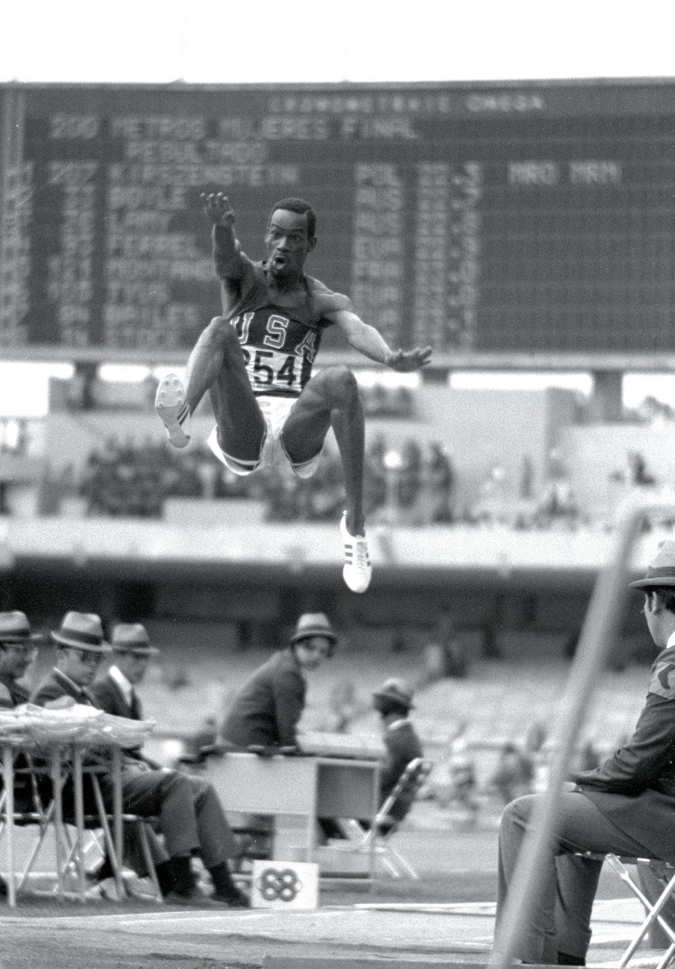 Những bức ảnh “đắt” nhất trong lịch sử các kỳ Olympic - 8 Cú nhảy xa đi vào lịch sử (lập kỷ lục thế giới) của VĐV Bob Beamon ở Olympic 1968. Phải tới năm 1991, kỷ lục của ông mới bị phá bởi Mike Powell
