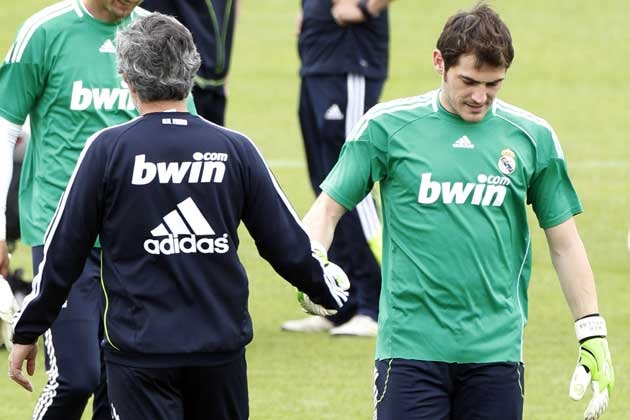 Từ chỗ không thể thay thế ở Real Madrid, Iker Casillas đã bị HLV Mourinho tống lên băng ghế dự bị để tin dùng Diego Lopez. Sau đó, HLV người Bồ Đào Nha khẳng định quyết định đẩy Iker Casillas lên băng ghế dự bị vì… vấn đề chuyên môn. Tuy nhiên, người ta đồ rằng giữa ông và đội trưởng của Real Madrid có mâu thuẫn rất lớn.