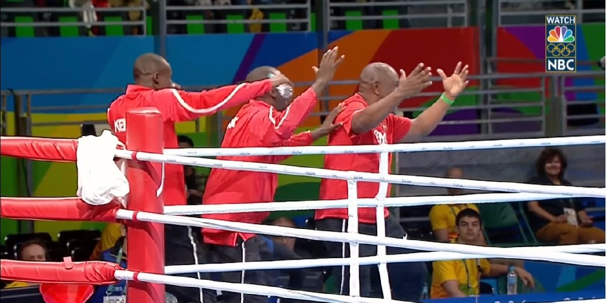 VĐV quyền anh Trung Quốc bị “việt vị” vì ăn mừng quá sớm - 3 Thành viên ban huấn luyện Kenya ăn mừng chiến thắng khó tin