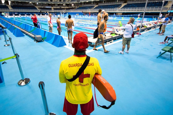Công việc “nhàn hạ” nhất Olympic 2016: Nhân viên cứu hộ môn bơi - 2 Thù lao của nhân viên cứu hộ trong 2 tuần làm việc ở Olympic là 340 USD