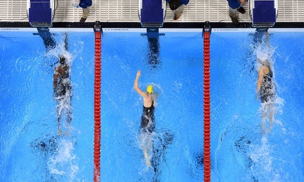 Hai vận động viên cùng nhận… huy chương vàng - 1 Hai VĐV Simone Manuel và Penny Oleksiak cùng về đích ở một thời điểm