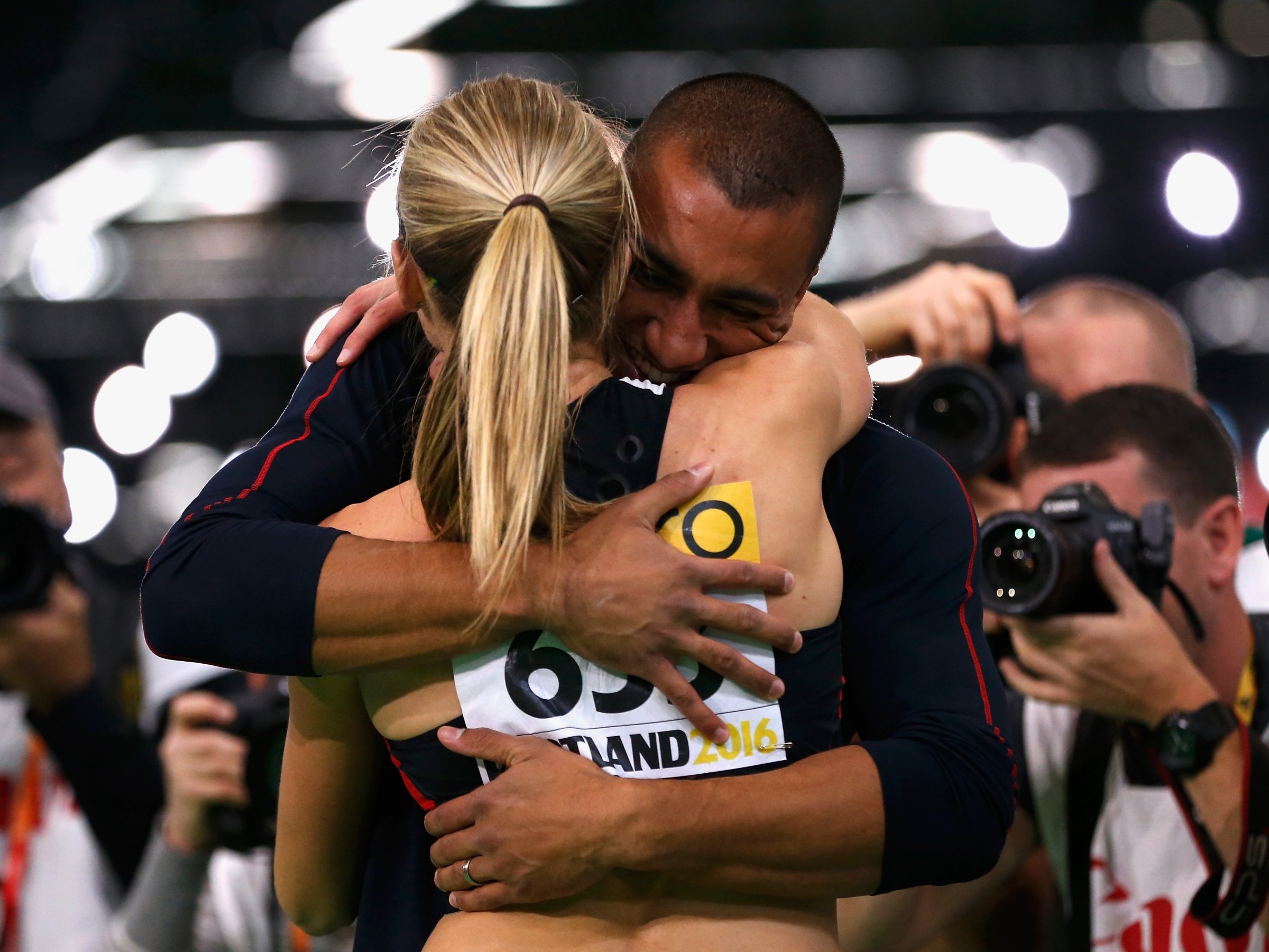Brianne Theisen-Eaton người Canada còn chồng của cô, Ashton Eaton lại là người Mỹ. Họ gặp và yêu nhau khi còn học ở trường đại học Oregon. Ở Olympic này, hai VĐV đã đại diện cho hai quốc gia khác nhau. Dù vậy, họ vẫn tự hào tuyên bố: “Chúng tôi đại diện cho đội Bắc châu Mỹ”.