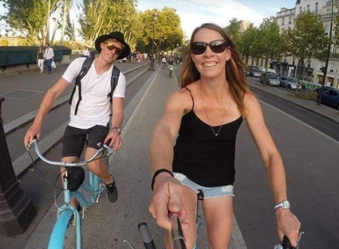 Họ là những VĐV đua xe kayak ở Australia và đã hẹn hò 3 năm nay. Điều đặc biệt là mẹ của Woods cũng là HLV của Burnett.