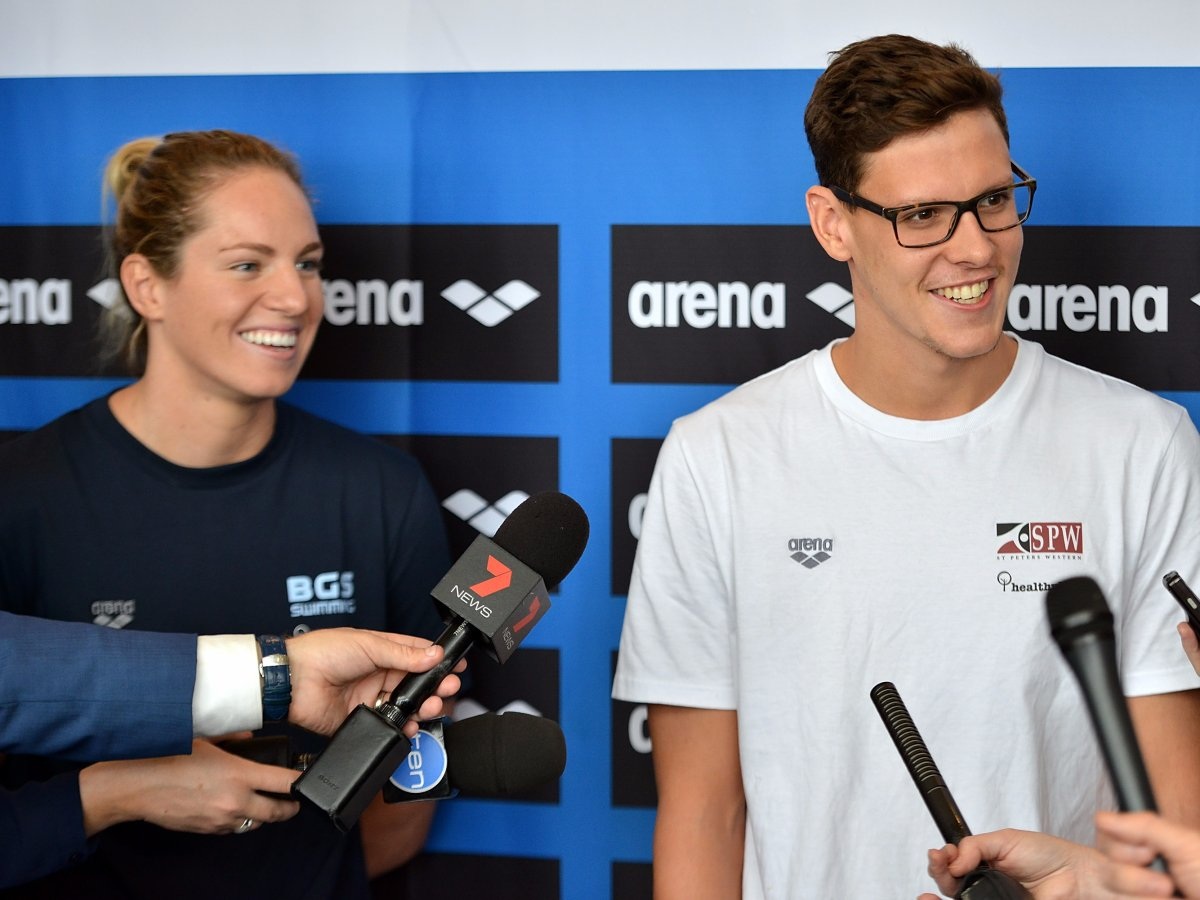 Hai VĐV bơi lội người Australia, Mitch Larkin và Emily Seebohm đã hẹn hò được 1 năm. Tuy nhiên, điều đáng nói là họ luôn… giữ khoảng cách ở hồ bơi. Seebohm chia sẻ: “Khi ở hồ bơi, chúng tôi không phải là người tình mà chỉ là bạn bè”.