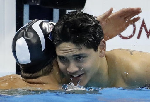 Joseph Schooling, người hạ bệ tượng đài Michael Phelps là ai? - 2 8 năm sau, Michael Phelps đã phải chúc mừng cậu bé Joseph Schooling năm nay