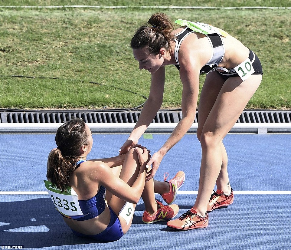 Sau đó, cô động viên VĐV người Mỹ tiếp tục thi đấu, dù chấn thương