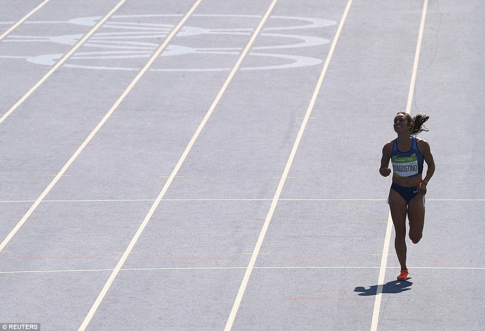 Abbey DAgnostino đã cắn răng về đích