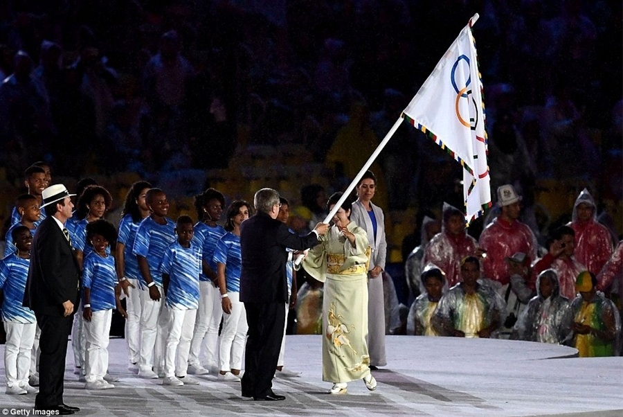 Thủ tướng Nhật Bản đóng vai Super Mario trong lễ bế mạc Olympic 2016 - 5 Thống đốc Tokyo nhận lá cờ từ Chủ tịch Ủy ban Olympic thế giới