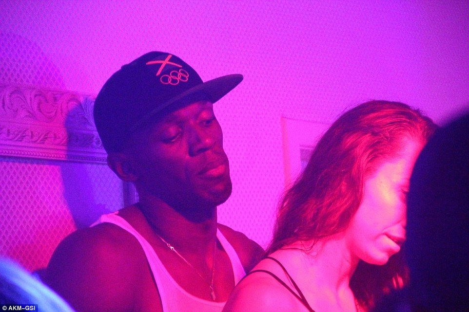 Usain Bolt méo mặt khi ảnh “nhạy cảm” tiếp tục bị phơi bày - 3 Usain Bolt méo mắt khi những bức ảnh nhạy cảm phơi bày trên mặt báo