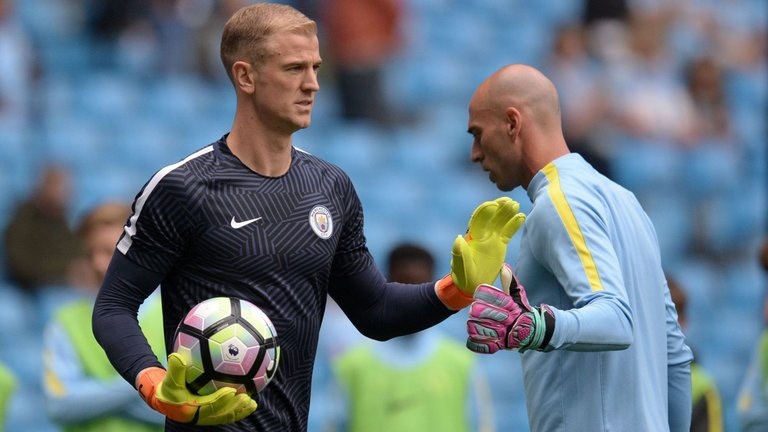 Vì sao Pep Guardiola bỗng dưng “trảm” Joe Hart? - 1 Joe Hart bỗng trở thành người thừa của Man City