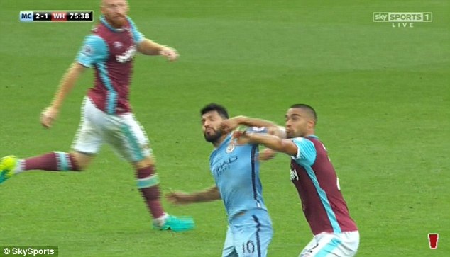 Bị FA buộc tội, Sergio Aguero lỡ hẹn với đại chiến gặp MU - 1 Sergio Aguero bị buộc tội có hành vi bạo lực sau pha thúc cùi chỏ vào mặt Winston Reid