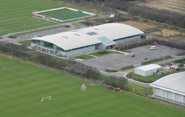 Ông không hài lòng vì nơi thi công ở gần với khu tập luyện của MU