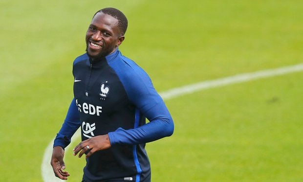 Ngay sau khi Newcastle xuống hạng, Sissoko đã bày tỏ nguyện vọng ra đi. Sau màn trình diễn ấn tượng ở Euro 2016, cầu thủ này nhận được sự quan tâm của nhiều CLB. Vấn đề ở chỗ Newcastle đã ra giá quá cao. Điều đó là trở ngại không nhỏ để Sissoko thoát khỏi sân St James Park.