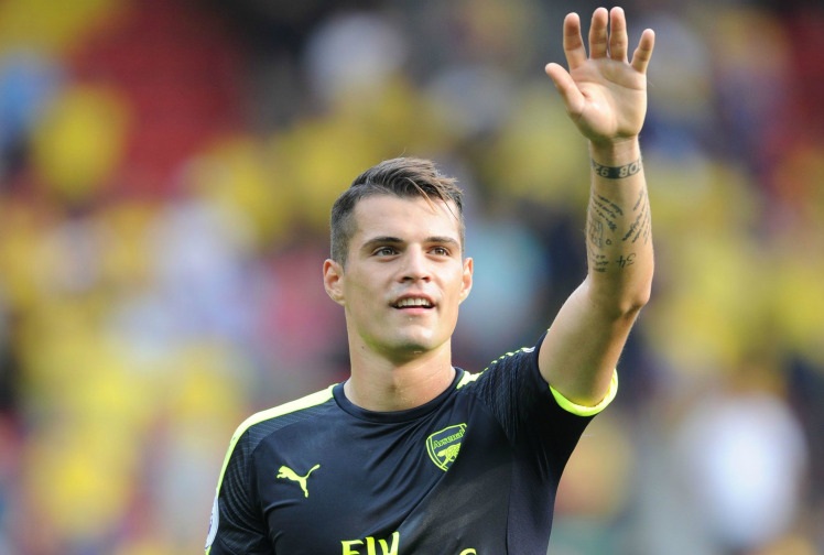 Ngay trước khi Euro 2016 khởi tranh, Arsenal đã chiêu mộ thành công tiền vệ Granit Xhaka từ M.Gladbach. Trong những trận đấu đầu tiên ở Premier League, cầu thủ người Thụy Sĩ đã ít nhiều chứng tỏ giá trị của mình.