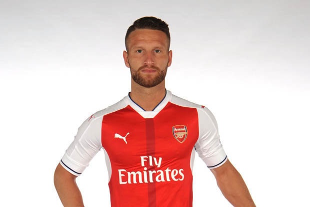 Trong ngày cuối cùng thị trường chuyển nhượng mùa Hè, Arsenal đã mang về Shkodran Mustafi. Cầu thủ này hứa hẹn sẽ mang tới sự ổn định hơn cho hàng thủ của Arsenal.