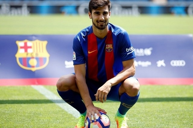 Với 104 triệu bảng, Barcelona đã bổ sung sức mạnh trên mọi tuyến với Jasper Cillessen (thủ môn), Lucas Digne, Samuel Umtiti (hậu vệ), André Gomes, Denis Suárez (tiền vệ) và Paco Alcácer (tiền đạo). Nhìn chung, Los Blaugrana đã trải qua kỳ chuyển nhượng tương đối tốt.