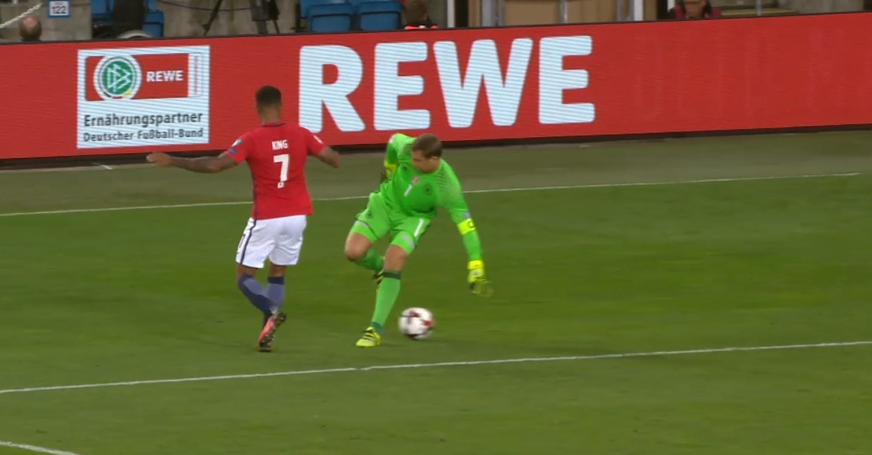 Thủ thành Manuel Neuer tái hiện pha bóng kinh điển của Johan Cruyff - 1 Pha xử lý điệu nghệ của Manuel Neuer