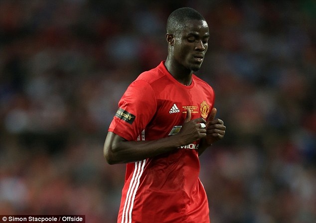 Trước khi sang MU, Eric Bailly được định giá 14,9 triệu euro. Tuy nhiên, MU đã phải bỏ ra 38,4 triệu euro để chiêu mộ cầu thủ này. Dù sao, trung vệ người Bờ Biển Ngà đã thi đấu rực sáng trong thời gian qua. Điều đó khiến CĐV Quỷ đỏ vô cùng hạnh phúc và “quên mất” rằng CLB đã mua đắt ở thương vụ này.