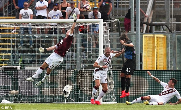 Joe Hart mắc sai lầm ngay trong ngày ra mắt Serie A - 1 Sai lầm của Joe Hart