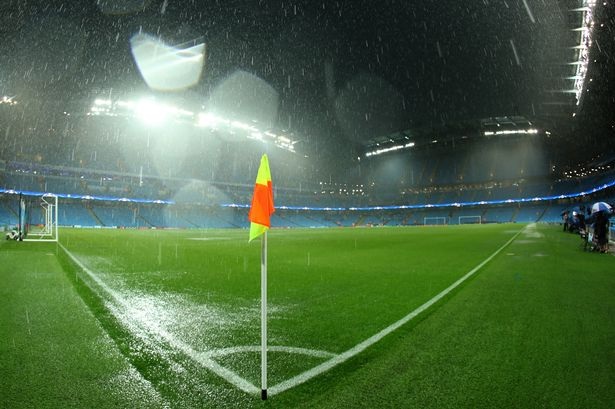 Trận đấu Man City - Gladbach bị hoãn vì mưa lớn - 1 Mưa xối xả ngay trước thời điểm trận đấu giữa Man City và M.Gladbach diễn ra