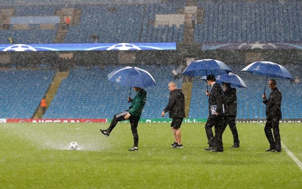 Trận đấu Man City - Gladbach bị hoãn vì mưa lớn - 2 Các quan chức UEFA kiểm tra mặt sân