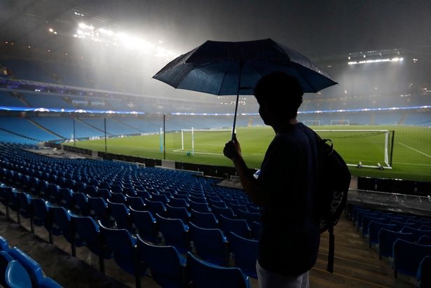 Trận đấu Man City - Gladbach bị hoãn vì mưa lớn - 3 CĐV buồn bã nhìn cơn mưa không ngớt