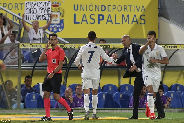 Hờn dỗi vì bị thay ra, C.Ronaldo không thèm nhìn mặt Zidane - 2 Cầu thủ này không buồn nhìn mặt HLV Zidane