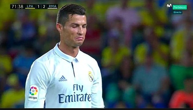 Hờn dỗi vì bị thay ra, C.Ronaldo không thèm nhìn mặt Zidane - 1 C.Ronaldo khó chịu vì bị thay ra sân