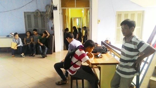 Thêm nhiều thí sinh nhận giấy báo nhập học nhưng rồi bị… rớt - 1 Các thí sinh và phụ huynh có giấy báo nhập học nhưng bị rớt đến tại ĐH Huế để trình bày, làm đơn kiến nghị (ảnh chụp ngày 11/9)