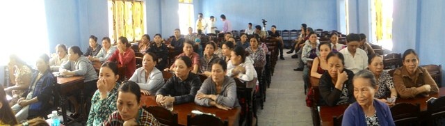 Vụ cháy gần 100 gian hàng: Hỗ trợ tiểu thương vượt qua khốn khó - 1 Đông bà con tiểu thương tập trung ở ủy ban phường Tứ Hạ để nhận hỗ trợ