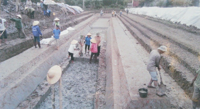 Khai quật hào nước ở thành Nhà Hồ