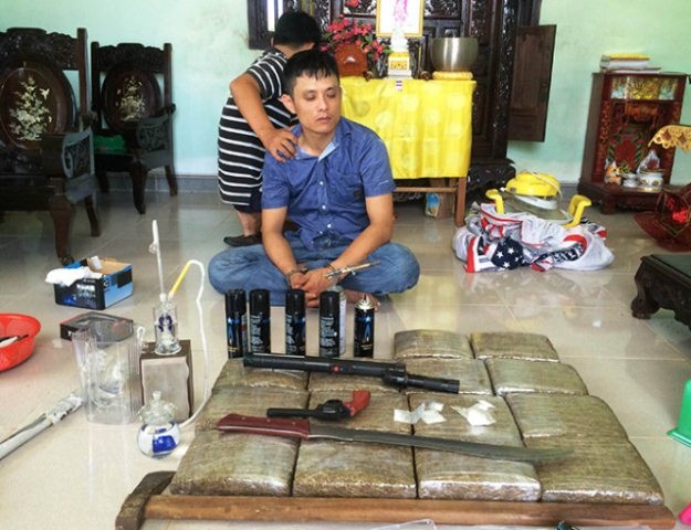 Triệt phá "đại lý" ma túy, thu giữ 14 bánh cần sa - 1 Đối tượng Bảo bị bắt tại nhà cùng nhiều tang vật mua bán ma túy