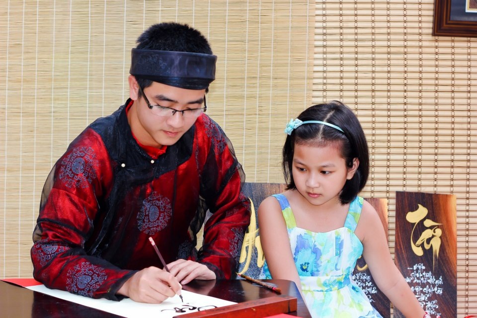 "Ông đồ" 9x đẹp trai và niềm đam mê viết thư pháp - 1 Nguyễn Quý tham gia Phố ông đồ tại TP. HCM vào năm 2013