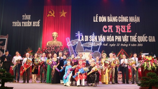 Tặng hoa ghi nhận sự đóng góp của nhiều nghệ sĩ đối với ca Huế